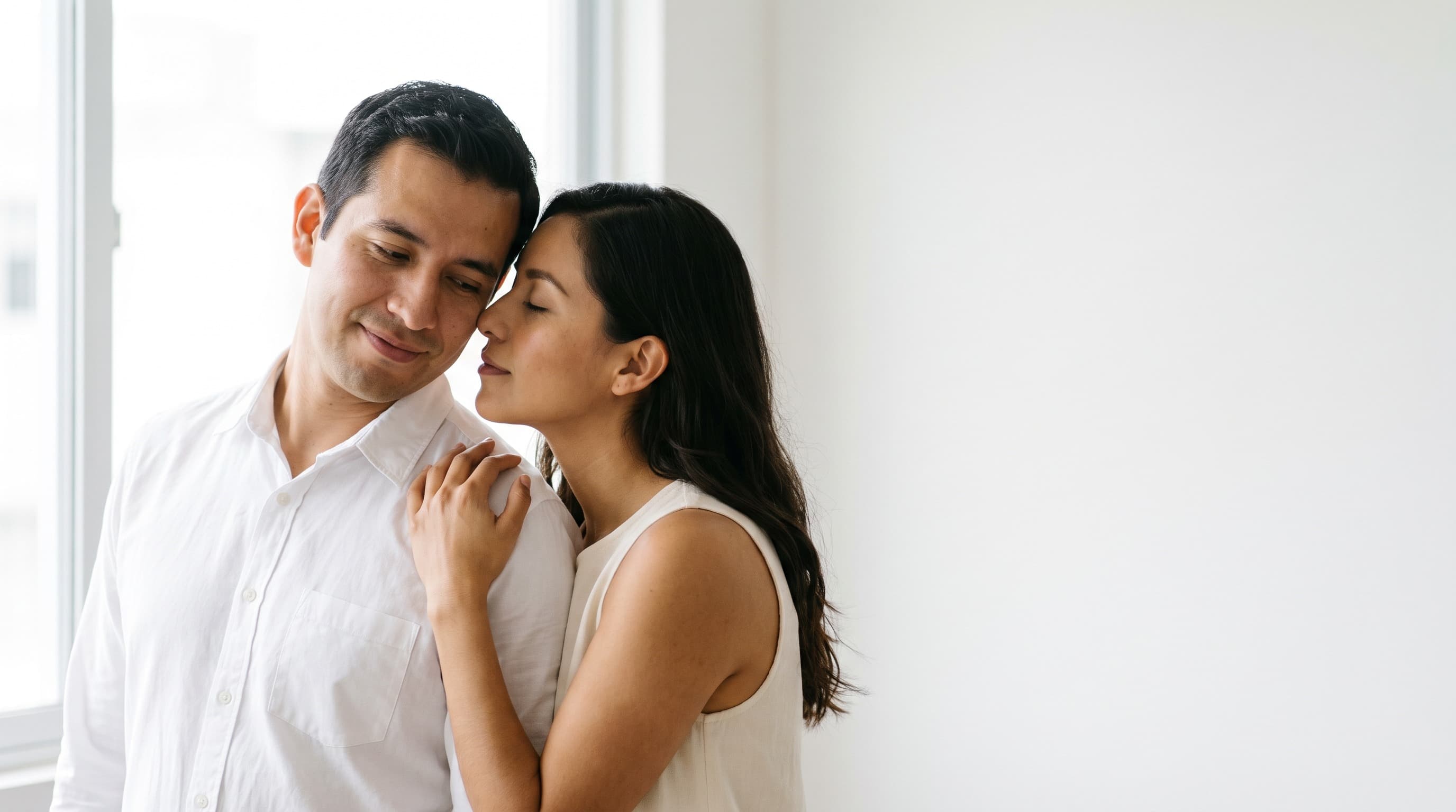 Pareja cerca, ella percibiendo la estela del perfume en su cuello